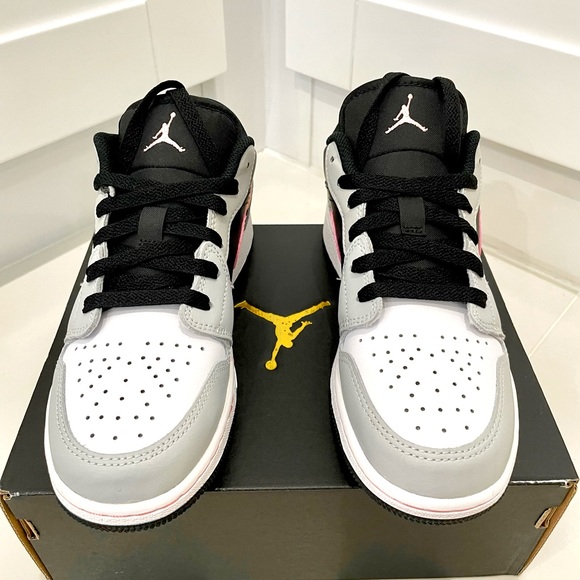 Jordan 1 Low Black Grey Pink - Picture 3 of 6